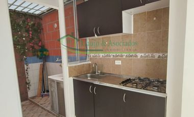 En Girardot - Cundinamarca Arendamos casa con parqueadero para vehículos en el conjunto Senderos de las Acacias.