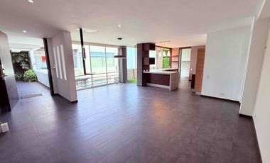 Renta departamento moderno 2 cuadras de la Plaza de Cumbaya