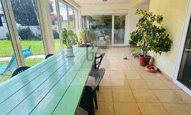 Casa 3 Dormitorios con quincho y Jardin