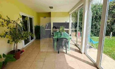 Casa 3 Dormitorios con quincho y Jardin