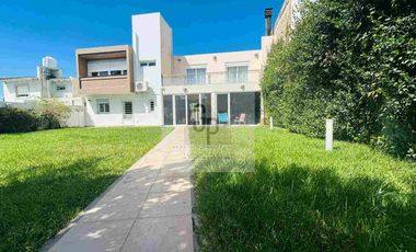 Casa 3 Dormitorios con quincho y Jardin