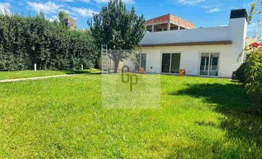Casa 3 Dormitorios con quincho y Jardin