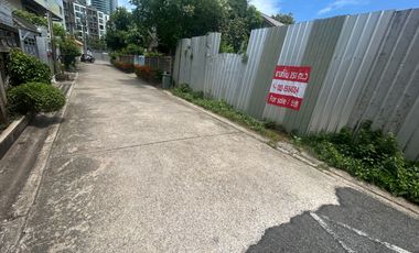 RARE ITEM – Prime Land for Sale in Huai Khwang, Soi Ratchakajorn Just 750 meters from MRT Sutthisan and only 600 meters from Ratchadaphisek main road.