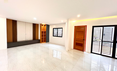 FOR SALE: 4-Bedroom House and Lot in Molave Park Subdivision, Merville, Parañaque