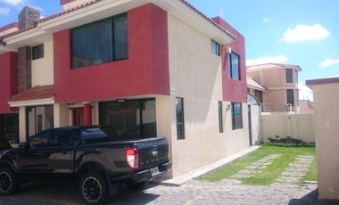 HERMOSA CASA DE DOS PISOS EN LA CIUDAD DE AMBATO EN VENTA