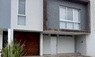 Casa en renta en Solares dentro de coto