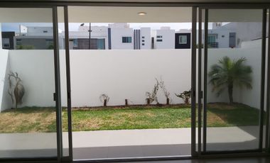 Casa en renta en Solares dentro de coto