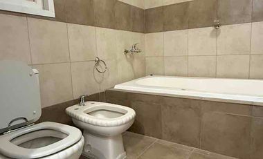 VENTA CASA GRAND BOURG CON PILETA