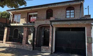 VENTA CASA GRAND BOURG CON PILETA