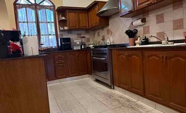 VENTA CASA GRAND BOURG CON PILETA