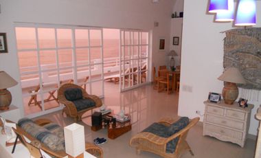 PRECIOSA CASA FRENTE AL MAR CON MUELLE PRIVADO, PLAYA EL ACANTILADO
