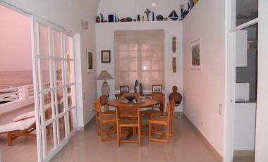 PRECIOSA CASA FRENTE AL MAR CON MUELLE PRIVADO, PLAYA EL ACANTILADO