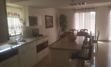 SE RENTA HERMOSA CASA TOTALMENTE AMUEBLADA EN FRACC MORETTO