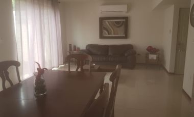 SE RENTA HERMOSA CASA TOTALMENTE AMUEBLADA EN FRACC MORETTO