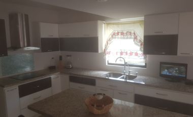 SE RENTA HERMOSA CASA TOTALMENTE AMUEBLADA EN FRACC MORETTO