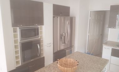 SE RENTA HERMOSA CASA TOTALMENTE AMUEBLADA EN FRACC MORETTO