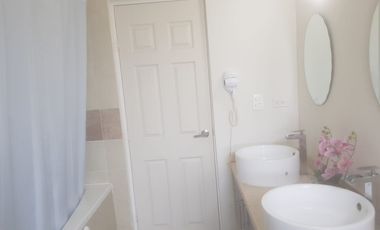 SE RENTA HERMOSA CASA TOTALMENTE AMUEBLADA EN FRACC MORETTO