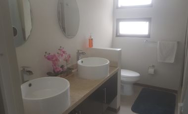 SE RENTA HERMOSA CASA TOTALMENTE AMUEBLADA EN FRACC MORETTO