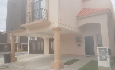 SE RENTA HERMOSA CASA TOTALMENTE AMUEBLADA EN FRACC MORETTO