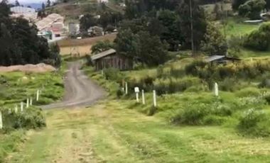 hermoso terreno en venta en MONAY Carapungo semiplano con buen acceso