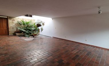 ARRIENDO CASA COMERCIAL EN EL BARRIO SANTA TERESITA