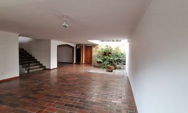 ARRIENDO CASA COMERCIAL EN EL BARRIO SANTA TERESITA