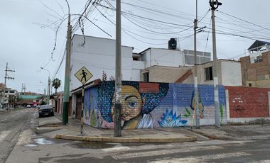 ¡Oportunidad en esquina! Terreno de 252 m² en Cedros de Villa, a ½ cdra. de parque – ideal proyecto o remodelación