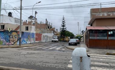 ¡Oportunidad en esquina! Terreno de 252 m² en Cedros de Villa, a ½ cdra. de parque – ideal proyecto o remodelación