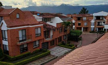 VENDO HERMOSA CASA EXCELENTE UBICACIÓN EN FUSAGASUGA