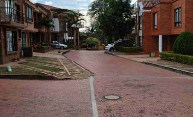 VENDO HERMOSA CASA EXCELENTE UBICACIÓN EN FUSAGASUGA