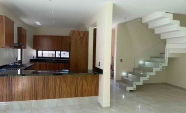 Casa en venta cerca del Hospital Santa María Chapalita en  Capital Norte Zapopan