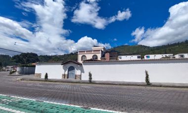 Se vende casa independiente esquinera en La Victoria Ibarra