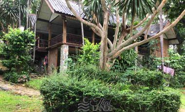📍 Prime Riverside Land with Billion-Dollar Views
Title deed includes a riverside wooden house on the Kwai Yai River – 3 bedrooms, 3bathrooms, with a balcony. Located along Highway 3199, near Erawan Waterfall ☘️🍂
🔥 Only 16 million THB!