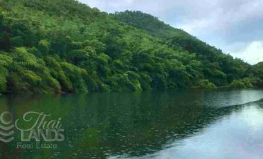 📍 Prime Riverside Land with Billion-Dollar Views
Title deed includes a riverside wooden house on the Kwai Yai River – 3 bedrooms, 3bathrooms, with a balcony. Located along Highway 3199, near Erawan Waterfall ☘️🍂
🔥 Only 16 million THB!