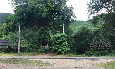 📍 Prime Riverside Land with Billion-Dollar Views
Title deed includes a riverside wooden house on the Kwai Yai River – 3 bedrooms, 3bathrooms, with a balcony. Located along Highway 3199, near Erawan Waterfall ☘️🍂
🔥 Only 16 million THB!