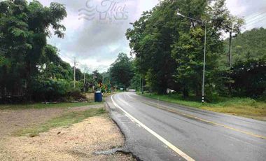 📍 Prime Riverside Land with Billion-Dollar Views
Title deed includes a riverside wooden house on the Kwai Yai River – 3 bedrooms, 3bathrooms, with a balcony. Located along Highway 3199, near Erawan Waterfall ☘️🍂
🔥 Only 16 million THB!