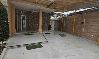 EN ALQUILER CASA DE UNA PLANTA EN  PUERTO AZUL - VIA A LA COSTA
