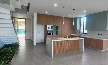 HERMOSA RESIDENCIA EN RENTA A ESTRENAR,  de 3 Niveles en Parques Vallarta, dentro de Coto Abeto.