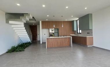 HERMOSA RESIDENCIA EN RENTA A ESTRENAR,  de 3 Niveles en Parques Vallarta, dentro de Coto Abeto.