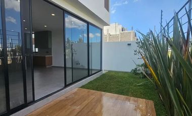 HERMOSA RESIDENCIA EN RENTA A ESTRENAR,  de 3 Niveles en Parques Vallarta, dentro de Coto Abeto.