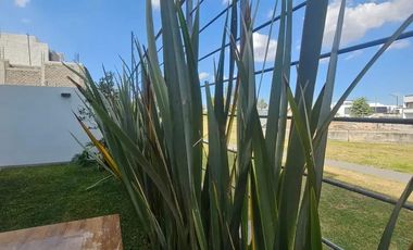 HERMOSA RESIDENCIA EN RENTA A ESTRENAR,  de 3 Niveles en Parques Vallarta, dentro de Coto Abeto.