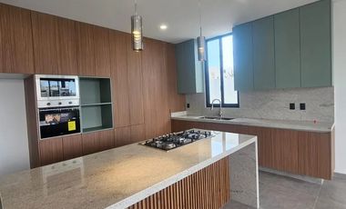 HERMOSA RESIDENCIA EN RENTA A ESTRENAR,  de 3 Niveles en Parques Vallarta, dentro de Coto Abeto.