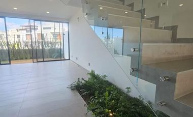 HERMOSA RESIDENCIA EN RENTA A ESTRENAR,  de 3 Niveles en Parques Vallarta, dentro de Coto Abeto.