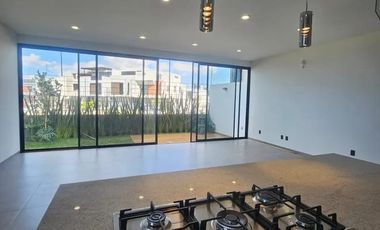 HERMOSA RESIDENCIA EN RENTA A ESTRENAR,  de 3 Niveles en Parques Vallarta, dentro de Coto Abeto.