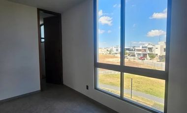 HERMOSA RESIDENCIA EN RENTA A ESTRENAR,  de 3 Niveles en Parques Vallarta, dentro de Coto Abeto.