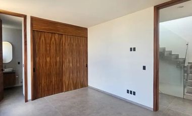 HERMOSA RESIDENCIA EN RENTA A ESTRENAR,  de 3 Niveles en Parques Vallarta, dentro de Coto Abeto.