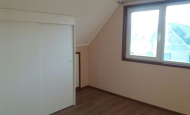 Se arrienda casa de dos pisos en Villa El Estanque