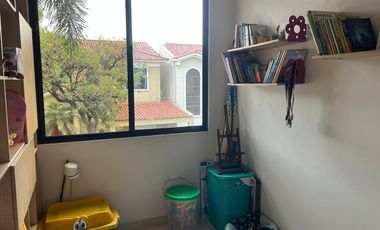 VENDO MUY LINDA CASA EN SAMBORONDÓN DE 3 DORMITORIOS