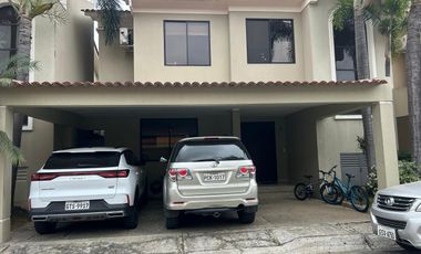 VENDO MUY LINDA CASA EN SAMBORONDÓN DE 3 DORMITORIOS
