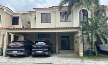 VENDO HERMOSA CASA EN SAMBORONDÓN DE 3 DORMITORIOS